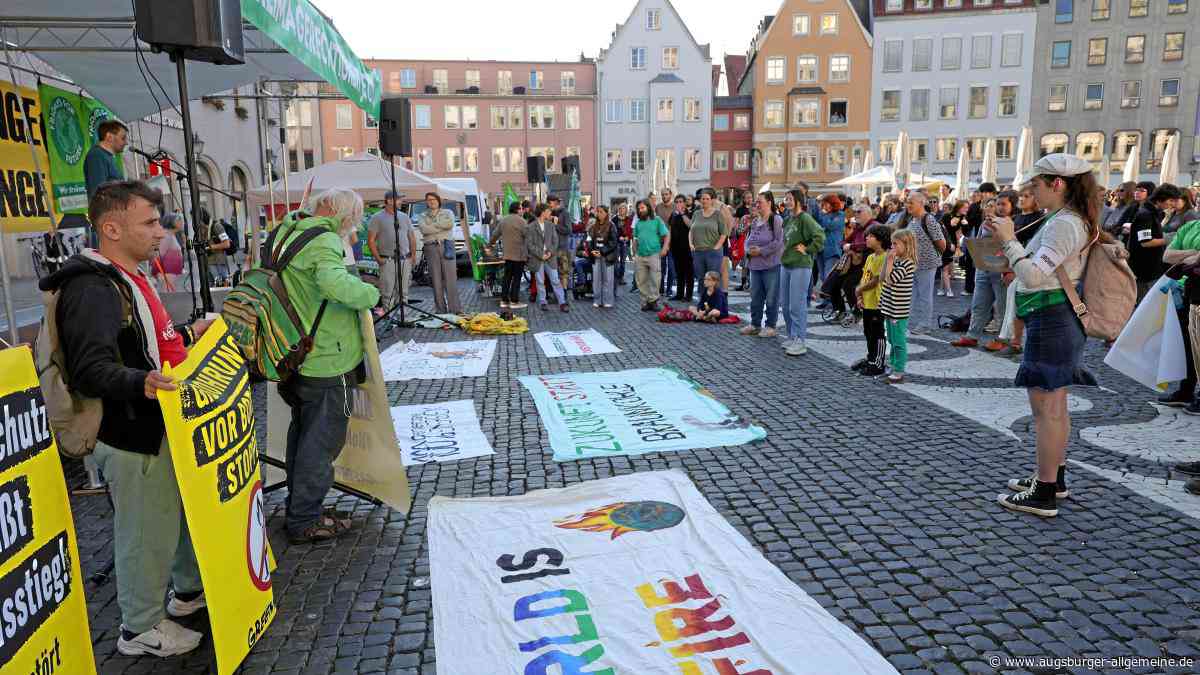 230 Menschen streiken auf dem Augsburger Rathausplatz für das Klima