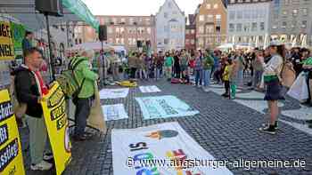 230 Menschen streiken auf dem Augsburger Rathausplatz für das Klima