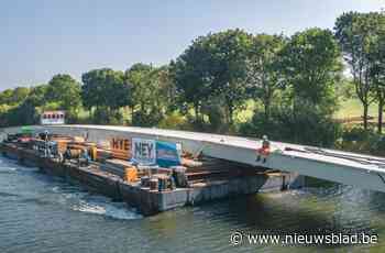 IN BEELD. Daar is de fietsers- en voetgangersbrug (nu nog op haar plaats hijsen)