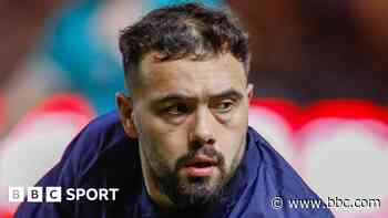 Scarlets retain flanker Macleod as captain