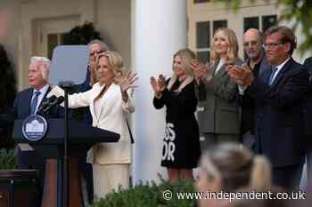 'The West Wing' cast visits the White House for a 25th anniversary party