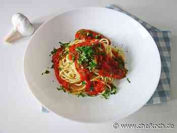 Spaghetti mit Knoblauch, Öl, Tomaten und Petersilie