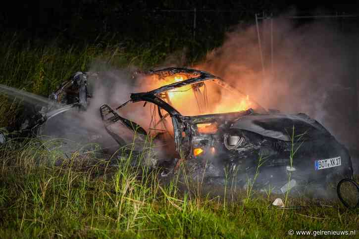 Driften gaat mis: Porsche crasht en brandt volledig uit