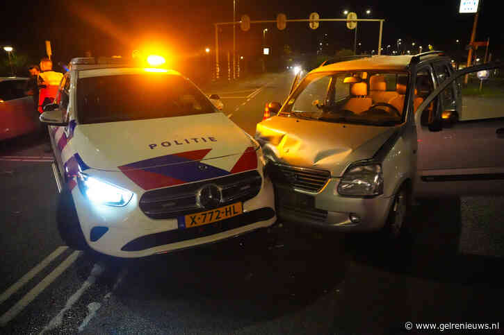 Politie krijgt onderweg naar spoedmelding een ongeluk in Arnhem