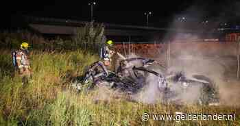 Peperdure Porsche crasht tijdens driften en brandt volledig uit