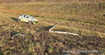 Automobilist slaat over de kop op A15 in Ochten