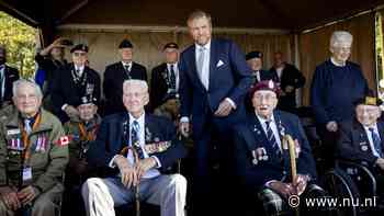 In beeld | Ede herdenkt geallieerde parachutisten met show, koning legt krans