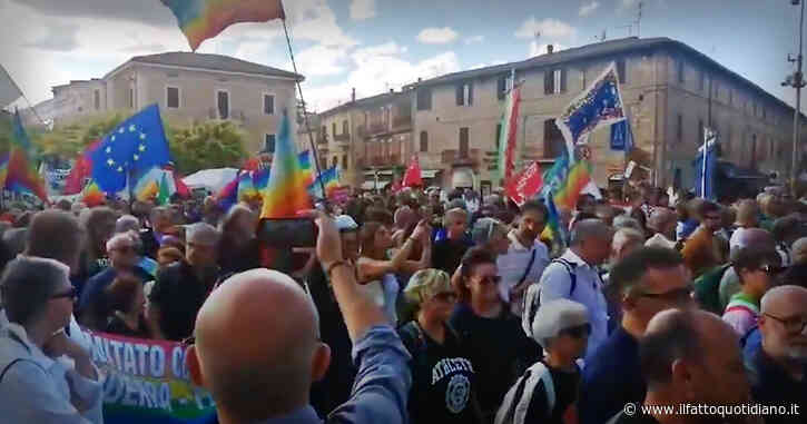 Tremila ad Assisi per la Marcia della Pace e della Fraternità, 300 bambini in testa. “No a ogni aumento delle spese militari” – VIDEO