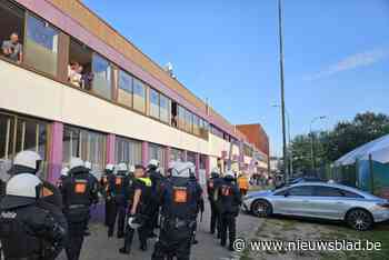 Waanzin op het Kiel: supporters vallen binnen tot in kleedkamer van Beerschot, politie grijpt in