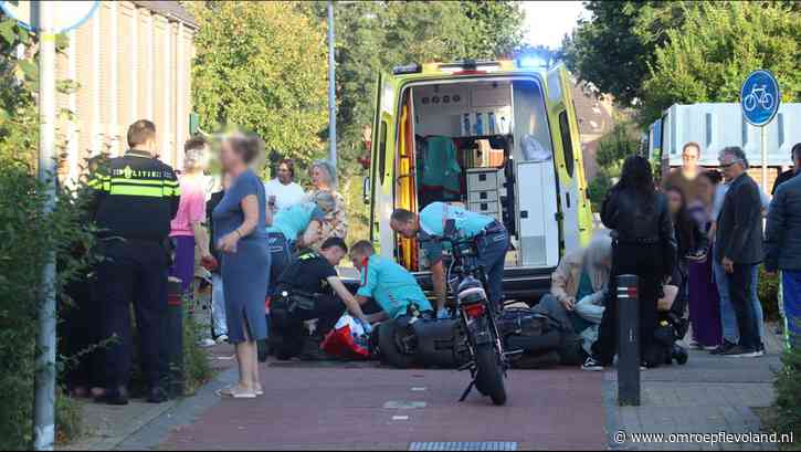 Almere - Zwaargewonde bij botsing tussen fietser en scooterrijder in Haven