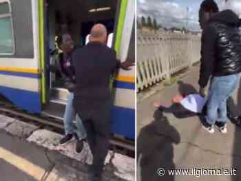 Straniero impedisce al capotreno di tornare a bordo e lo scaraventa a terra: il video virale