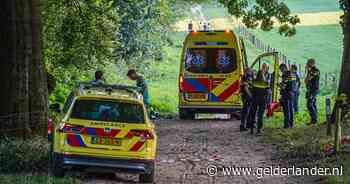 Fietser valt hard bij afdaling in bos; ambulance komt vast te zitten