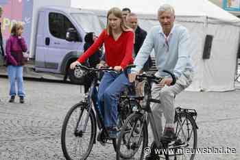 Koning Filip en prinses Eléonore maken op Autoloze Zondag tochtje door Mechelen: “Een hele mooie stad om te fietsen”