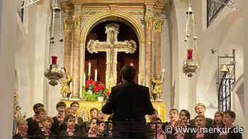 Tölzer Knabenchor bringt „ein Licht in dunkle Zeiten“ bei Aufführung in der Kalvarienbergkirche