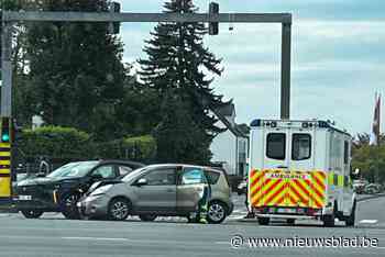 Twee auto’s botsen op kruispunt grote ring en Luikersteenweg