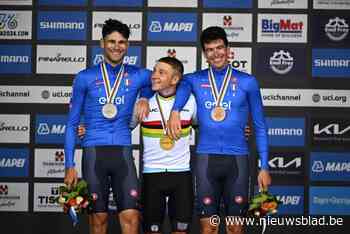 IN BEELD. Remco Evenepoel glundert tijdens podiumceremonie: hij is misschien de kleinste, maar wel de sterkste