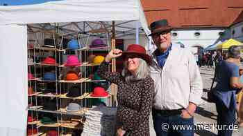 Jede Menge Stoff: Tausende Besucher bei Textilmarkt