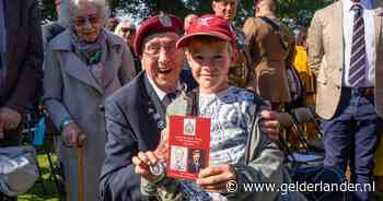 Woedende fotografen weggehouden bij kranslegging Geoff Roberts, de laatste Arnhem-veteraan bij herdenking