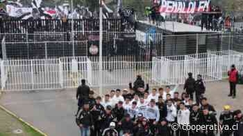 Jugadores de Colo Colo compartieron con hinchas en el Monumental antes del viaje a Buenos Aires