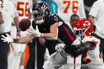 Mahomes throws 2 touchdown passes and the Chiefs’ defense preserves a 22-17 win over the Falcons