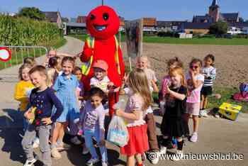 Mascotte present op Strapdag