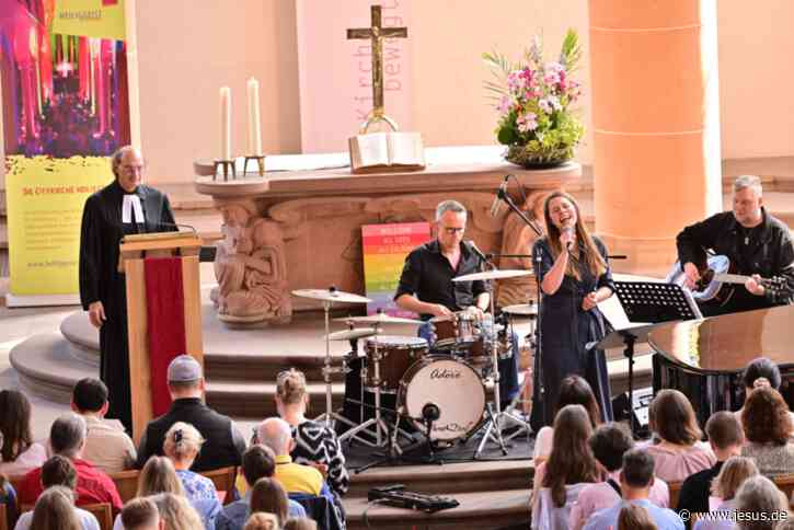 Rund 1.200 Besucher feiern „Adele-Gottesdienst „in Heidelberg