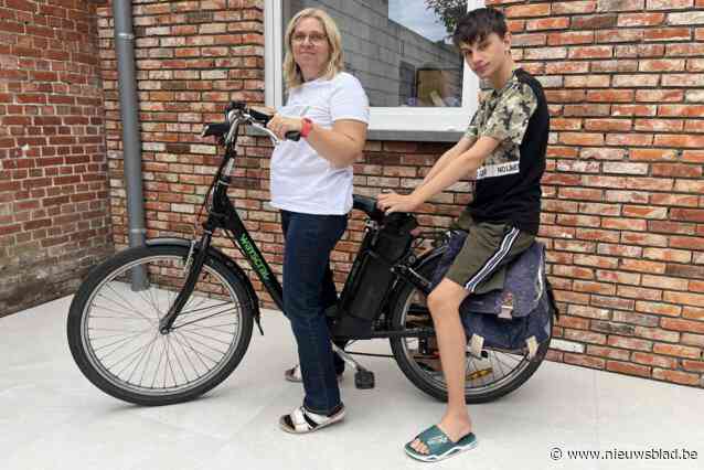 Mama Ann wanhopig op zoek naar aangepaste én betaalbare fiets voor zoon Kenzo (18): “Tot nog toe zat hij achterop, maar dat is niet veilig meer”