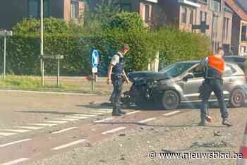 Twee lichtgewonden bij botsing op Halveweg