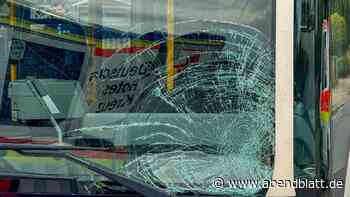 Bus voller Kinder rammt Jungen auf Fahrrad. Kind schwer verletzt