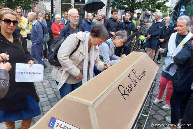 Brusselaars ondertekenen doodskist als protest tegen voorstel om verstrenging lage-emissiezone uit te stellen: “Verschrikkelijk signaal”