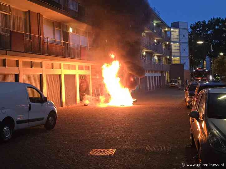 Motor volledig in lichterlaaie voor een flatgebouw