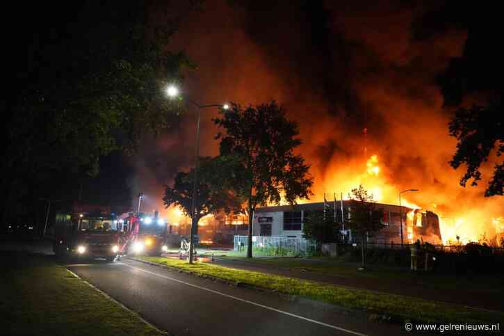 Uitslaande brand verwoest bedrijfsverzamelgebouw, dak ingestort