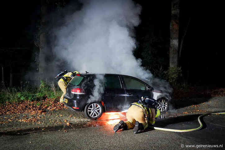 Geparkeerde auto uitgebrand, politie onderzoekt brandstichting