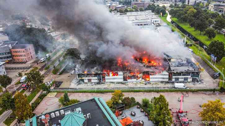 FOTO UPDATE: Grote brand verwoest bedrijfsverzamelgebouw, dak ingestort