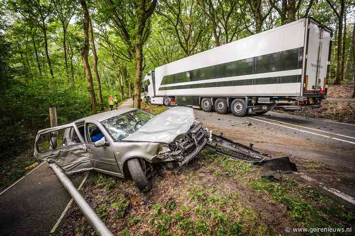 Schelmseweg in Rozendaal dicht na ernstig ongeval tussen auto en vrachtwagen