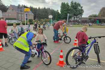 Leerlingen De Parel laten fietsen controleren