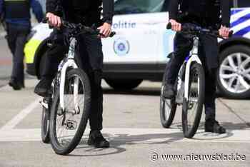 Bestuurder wil politieman omver rijden tijdens controle: “Doelbewust ingereden op inspecteur die auto met fiets blokkeerde”