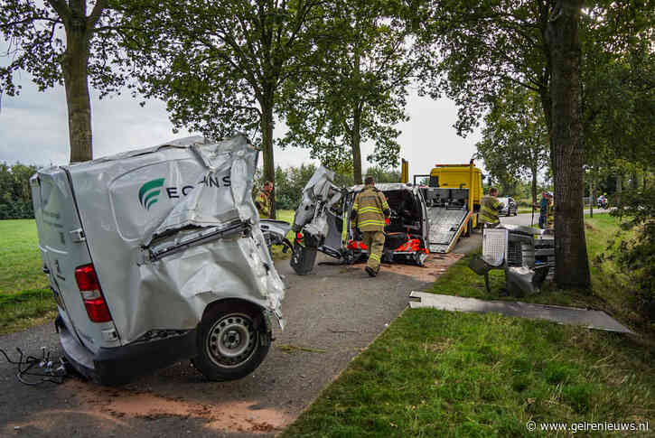 (VIDEO) Bestelbus scheurt door midden bij ernstig ongeval