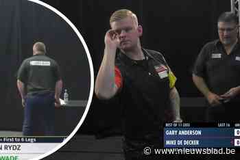 VIDEO. IJzersterke dag van Mike De Decker wordt gestopt door briljante Gary Anderson (en overschaduwd door luide scheet)