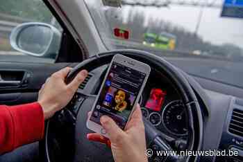 Vier rijbewijzen ingetrokken voor gsm’en aan het stuur in Tongeren