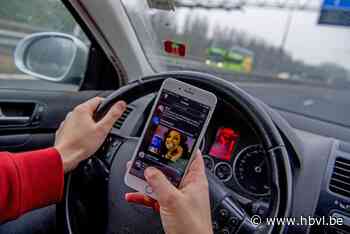 Vier rijbewijzen ingetrokken voor gsm’en aan het stuur in Tongeren