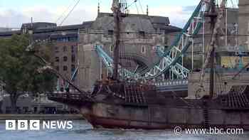 Replica 17th century merchant ship docks in Thames