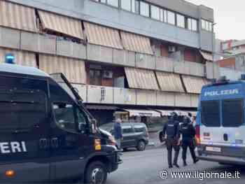 Sudamericani sgomberati occupano un altro hotel di Roma. La rabbia dei residenti: "Ci incateniamo"