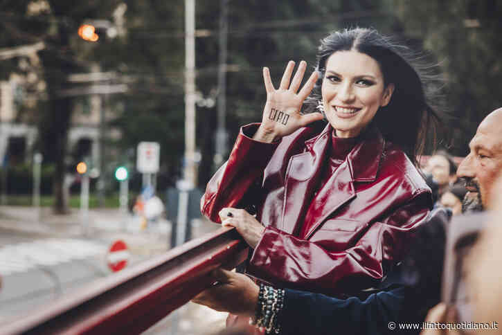 “Ho imparato a lasciare andare vie le persone senza arrabbiarmi, possono ricevere una carezza nel momento del Ciao”: l’evoluzione di Laura Pausini