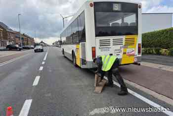 Schoolbus aan de kant met lekke band