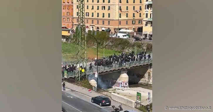 Scontri tra ultras di Genoa e Sampdoria fuori dallo stadio Ferraris: il video coi lanci di bottiglie e di fumogeni