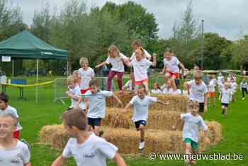 Scholieren zoeken supporters voor veldloop in sportpark De Dorens op vrijdag 27 september