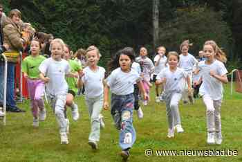 Zowat achthonderd kinderen rennen door  park