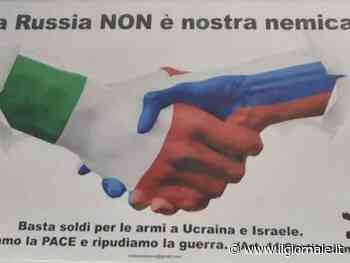 "La Russia non è nostra nemica". La regia grillina dietro ai manifesti pro-Putin