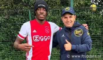 Noni Madueke draagt shirt van Ajax met zeer opvallende naam achterop